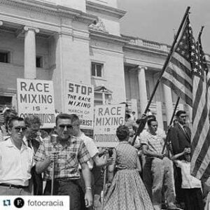 No cartaz "Miscigenação é comunismo". Protesters in Little Rock, Arkansas, (1959); 