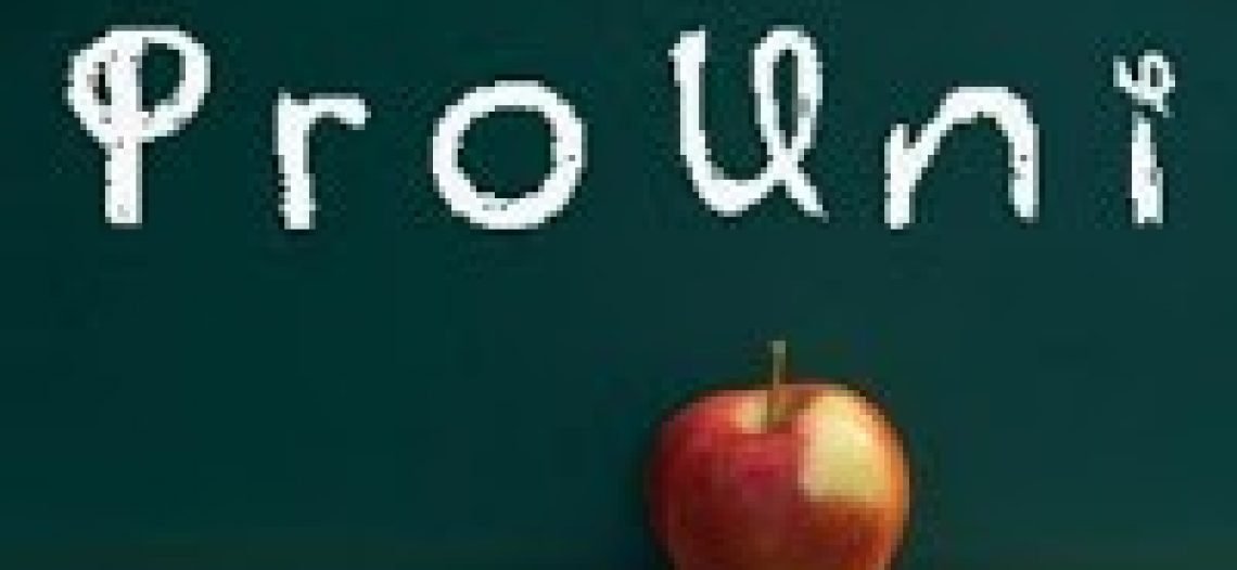 Democratização do Ensino Superior: a questão das bolsas de estudo e das cotas.