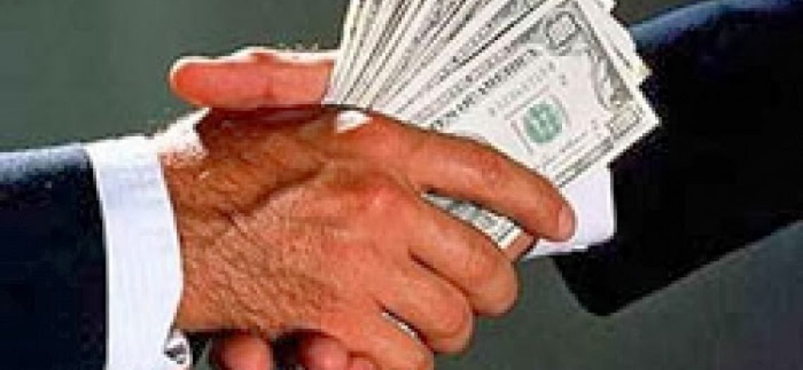 Democracia, corrupção e omissão