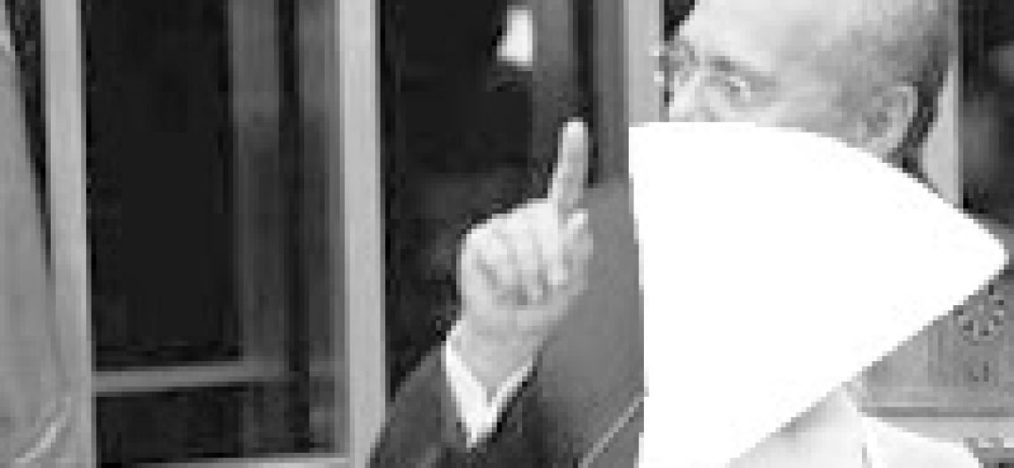 Nada importante quanto mamilos e bumbum. Apenas um “ficha suja” é reeleito presidente do Senado.