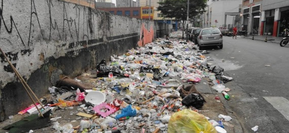 O que leva alguns moradores a depositarem indevidamente o seu lixo em frente ou ao lado de suas casas?