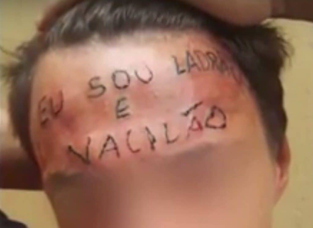 Jovem testa tatuada