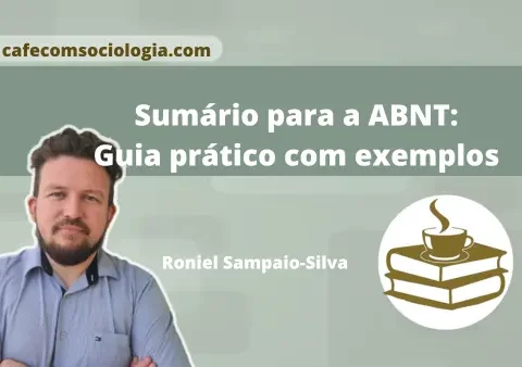 Professor organizando slides prontos para aula de Sociologia