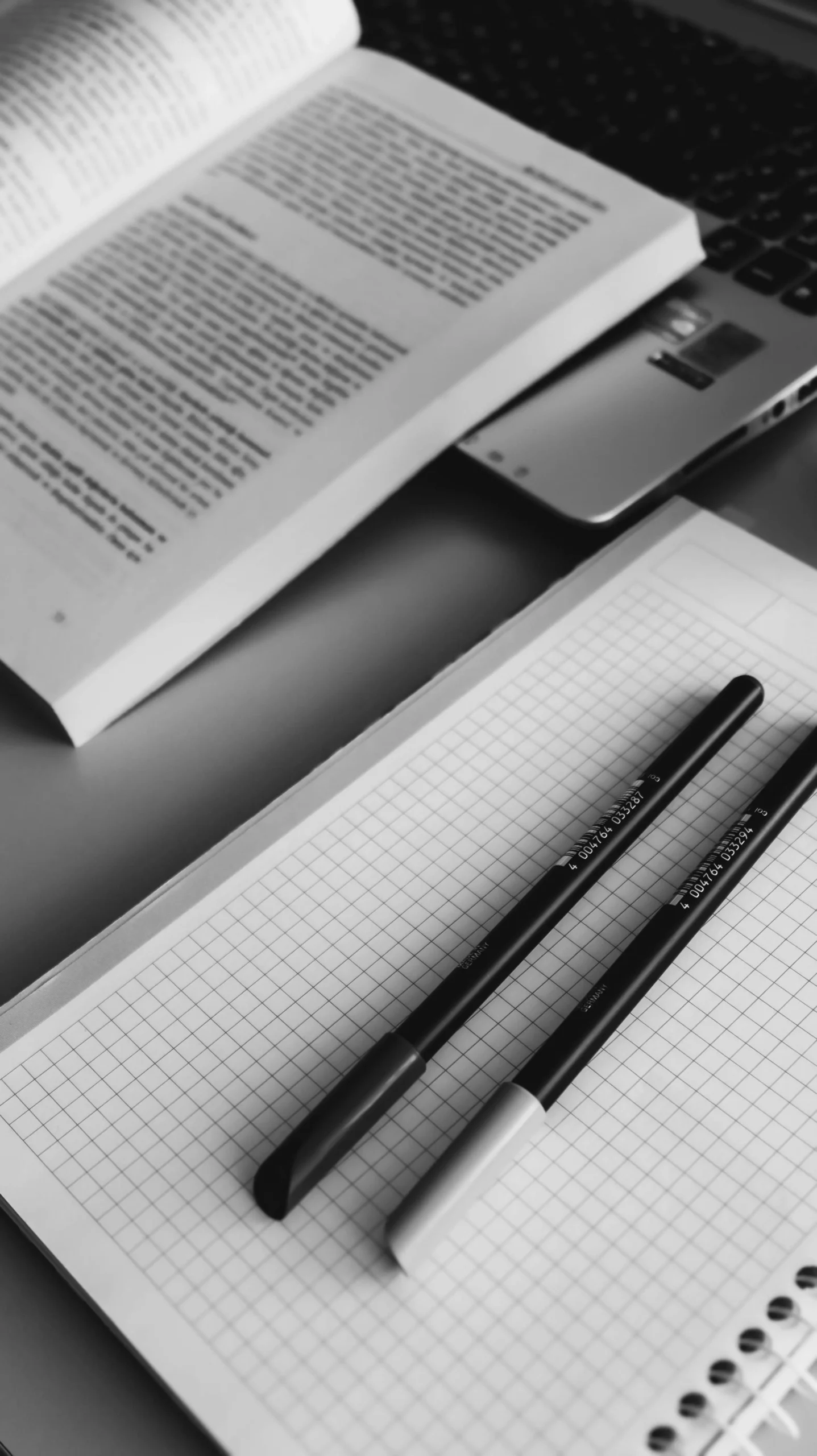 dissertação acadêmica: estrutura ABNT e etapas de escrita organizadas na mesa de estudos