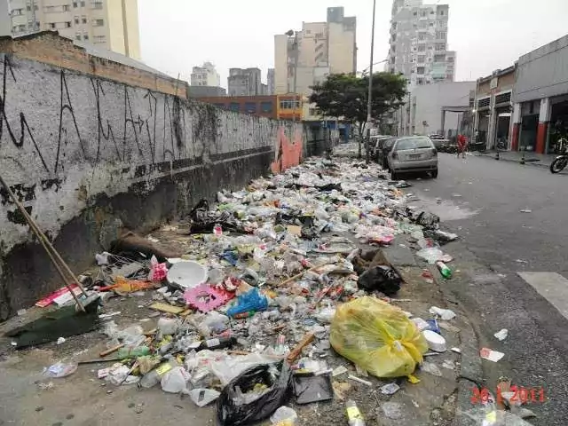 O que leva alguns moradores a depositarem indevidamente o seu lixo em frente ou ao lado de suas casas? 3 DSC00980